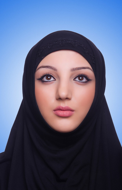 mujer joven musulmana usando hijab - Foto, Imagen