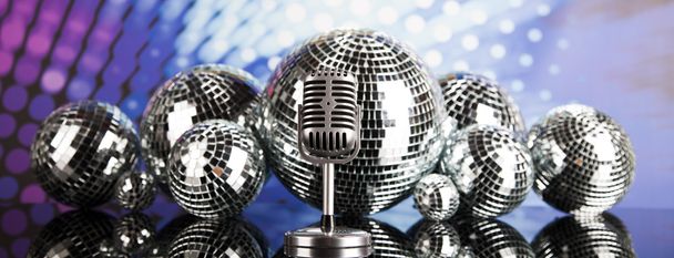 микрофон и диско шары в стиле ретро
 - Фото, изображение