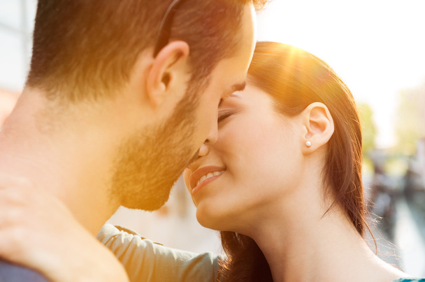 Молодая пара целуется на закате
 - Фото, изображение