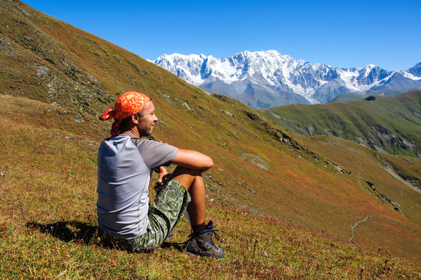 Young tourist  resting on top overlooking the valley - Photo, image