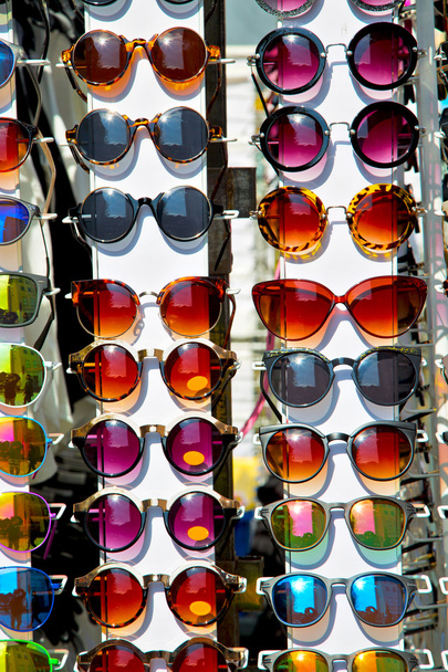 in londoner Glas und Sonnenbrille im Licht  - Foto, Bild