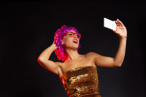 crazy purple wig girl selfie smartphone fun glasses - Foto, Imagen