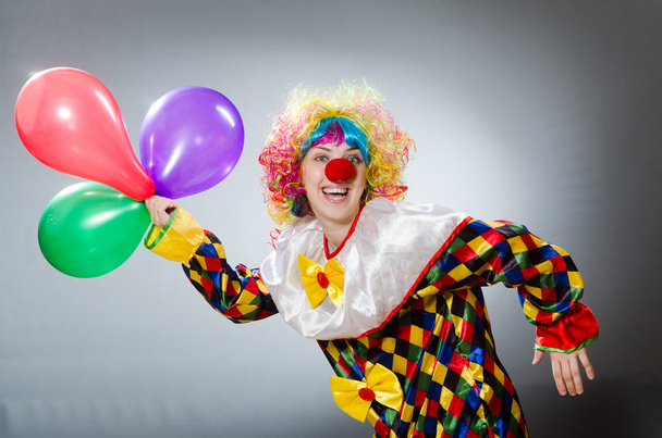 Клоун с воздушными шарами в смешной концепции - Фото, изображение