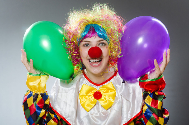 Клоун с воздушными шарами в смешной концепции - Фото, изображение