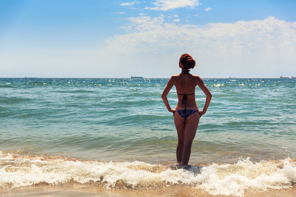 海に立つ女 - 写真・画像