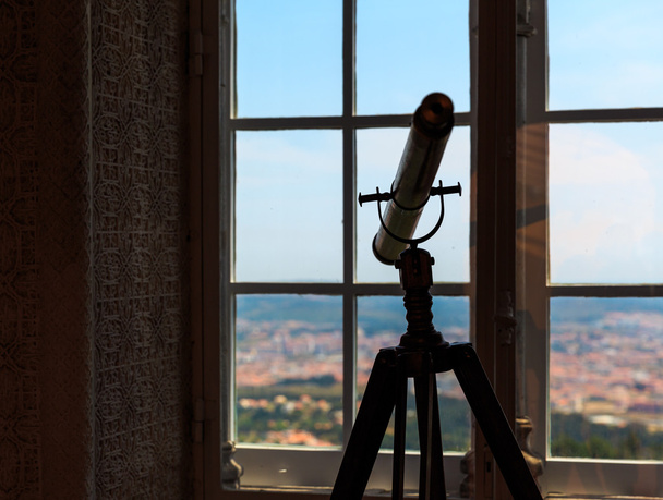 Silueta de telescopio en la habitación
 - Foto, imagen