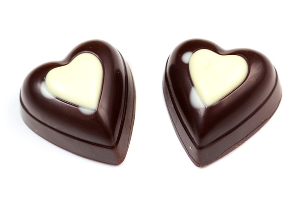 Kaksi suklaata sydämen muodossa
 - Valokuva, kuva