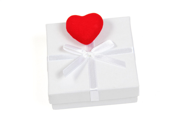 Caja de regalo blanca con corazón rojo
 - Foto, Imagen