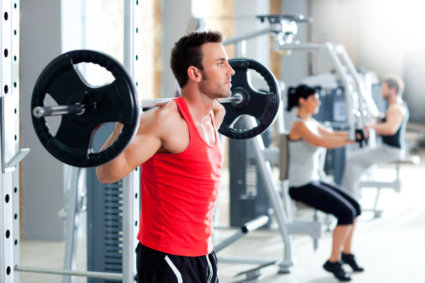 man met gewicht van de halter training apparatuur gym - Foto, afbeelding