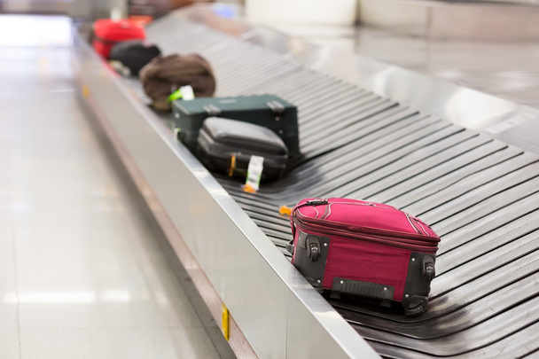 Багаж на поясі в аеропорту
 - Фото, зображення