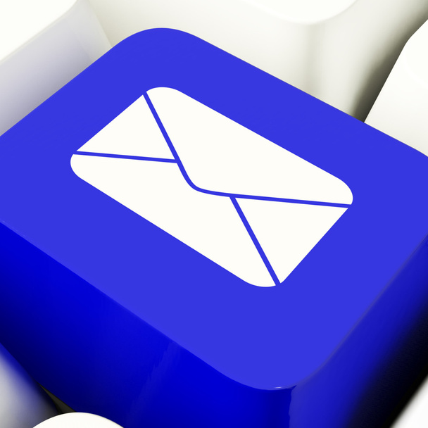 Llave de la computadora del sobre en azul para enviar por correo electrónico o contactar
 - Foto, Imagen