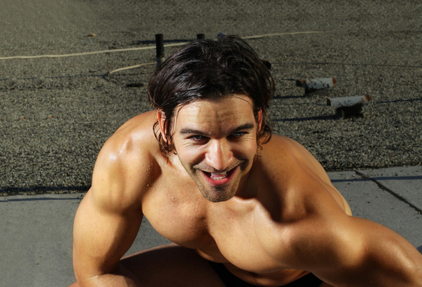 Modèle de fitness masculin riant
 - Photo, image