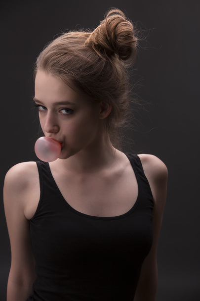 Girl with pink bubble of chewing gum - Fotó, kép