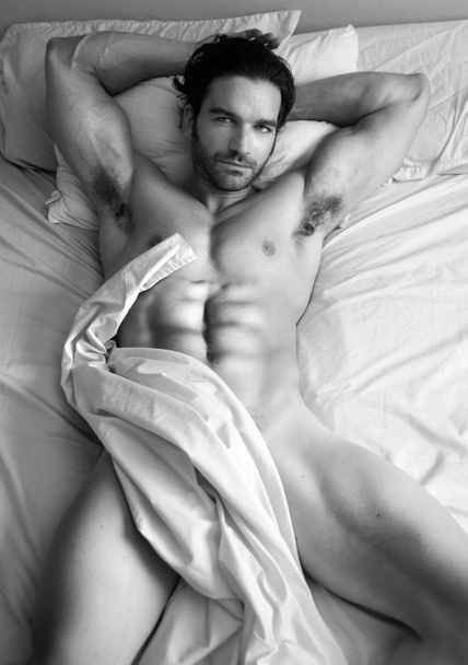 meztelen férfi az ágyban - Fotó, kép