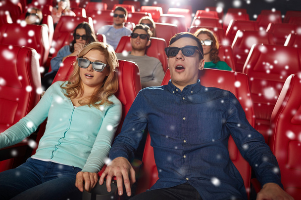 scared friends watching horror movie in 3d theater - Foto, afbeelding