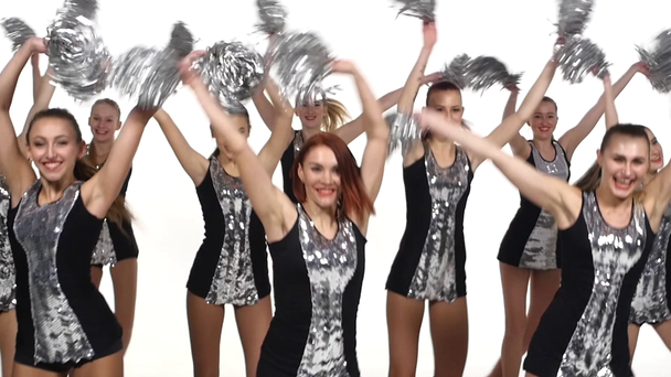 Mooie dansende meiden: cheerleading, pom-poms in de hand, glimlach, Slow Motion, - Video