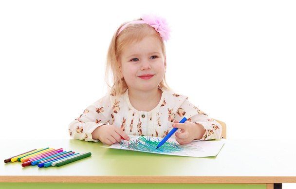 little girl draws felt-tip pens - Фото, зображення