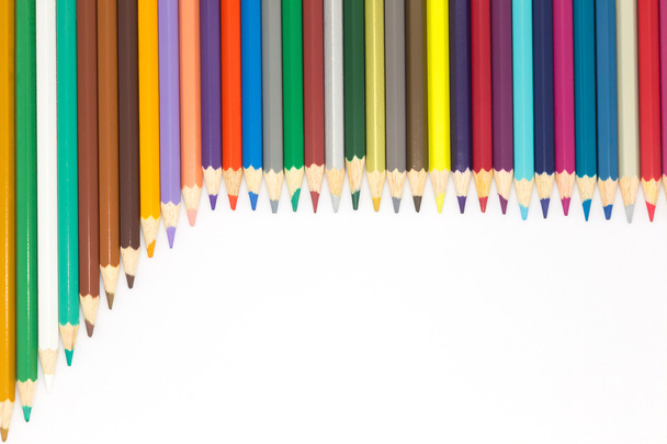 Joukko sateenkaaren värejä puiset kynät valkoisella
 - Valokuva, kuva