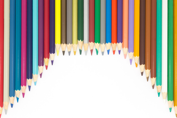 Sekoitettu järjestetty sateenkaaren värejä puiset kynät
 - Valokuva, kuva