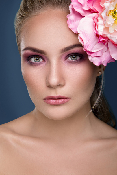 Beautiful girl with peony on her had - Foto, imagen