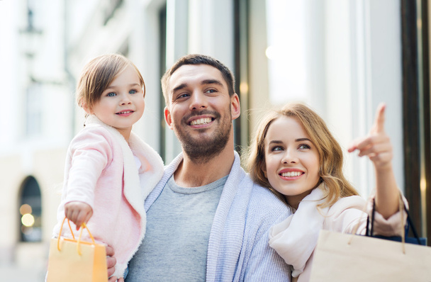 famille heureuse avec enfant et sacs à provisions en ville
 - Photo, image