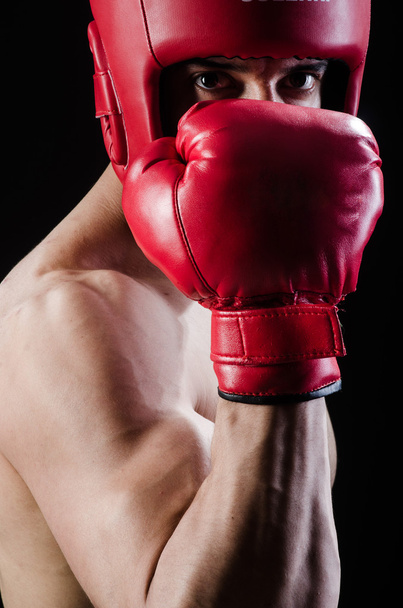 Hombre muscular en el concepto de boxeo - Foto, imagen