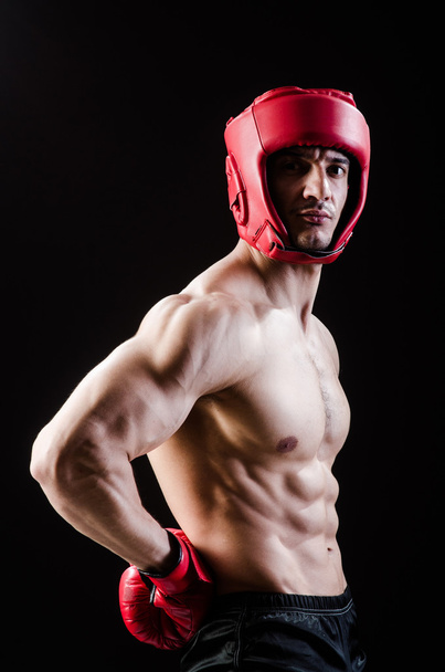Lihaksikas mies nyrkkeily käsite - Valokuva, kuva