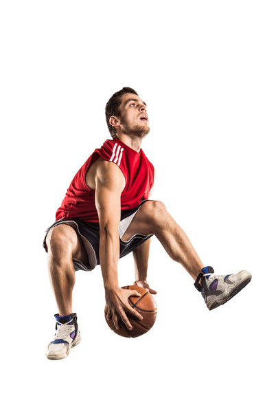 Basketballspieler springt und dribbelt isoliert auf Weiß - Foto, Bild