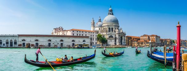 Góndolas en Canal Grande con Basílica de Santa Maria, Venecia, Italia
 - Foto, imagen