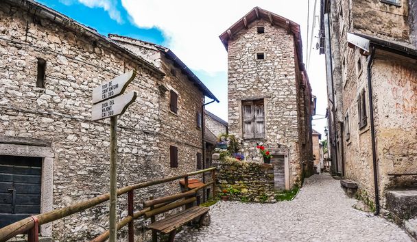 Hermoso callejón en la histórica ciudad de Casso, Friuli, Italia
 - Foto, Imagen