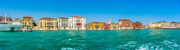 Slavného Canal Grande s barevnými domy v Benátkách, Itálie - Fotografie, Obrázek