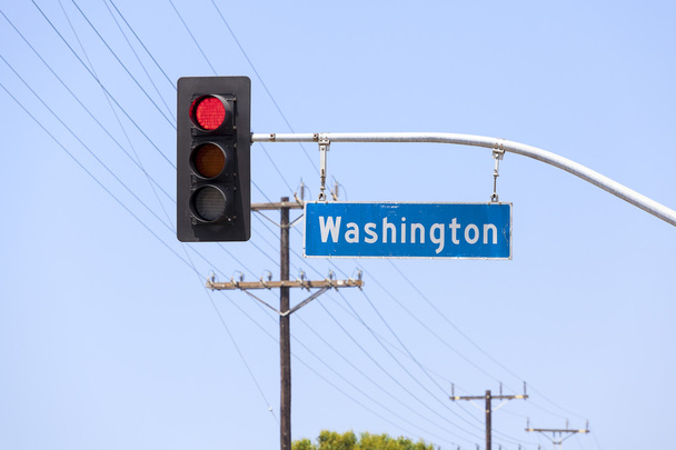 Washington avenue ulicy znak i światłach. - Zdjęcie, obraz