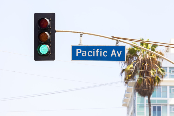 Pacific avenue ulicy znak i światłach, California, Stany Zjednoczone Ameryki. - Zdjęcie, obraz