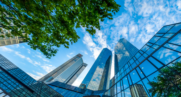 Σύγχρονη ουρανοξύστες στην επιχειρηματική περιοχή μπλε ουρανό - Φωτογραφία, εικόνα