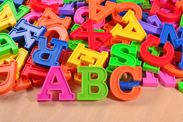 Kolorowe plastikowe alfabet litery Abc - Zdjęcie, obraz