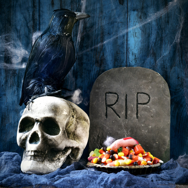 corbeau, crâne, pierre tombale et bonbons d'Halloween
 - Photo, image