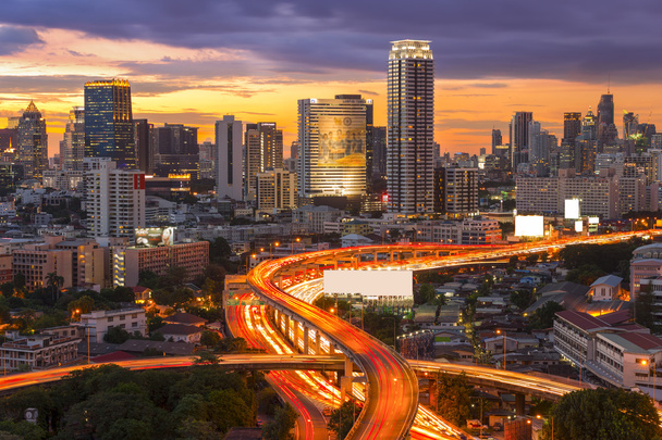 panoramabau modernes geschäftsviertel von bangkok. s-förmig - Foto, Bild
