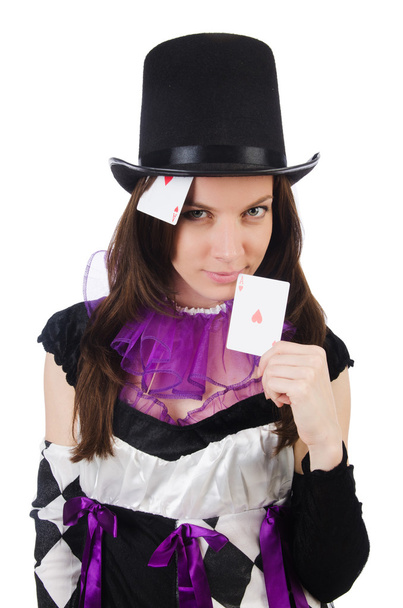 Jolie fille en costume de bouffon avec des cartes isolées sur blanc
 - Photo, image