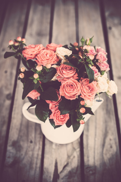 Bouquet di rose in caffettiera vintage
 - Foto, immagini