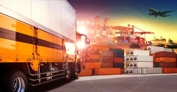 kontejner náklaďák v lodní přístav, kontejner dock a nákladní auto - Fotografie, Obrázek