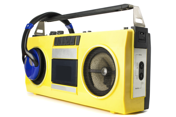 Retro ghetto-blaster sárga fejhallgató, elszigetelt fehér vágógörbével - Fotó, kép