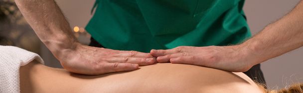 Massage du dos au centre spa
 - Photo, image