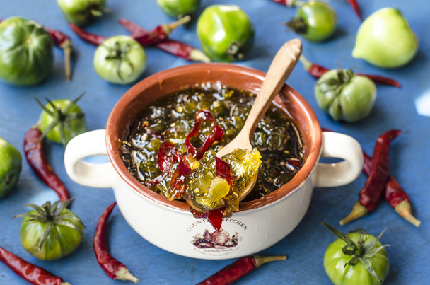 Jam van groene tomaten met chili - Foto, afbeelding