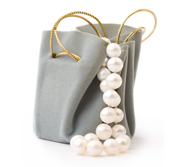 Caja de regalo y perla en blanco
 - Foto, imagen
