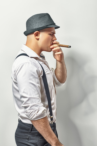 Stylish man smoking cigar - Foto, afbeelding