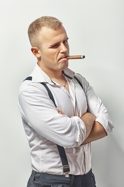 man smoking cigar - Foto, afbeelding