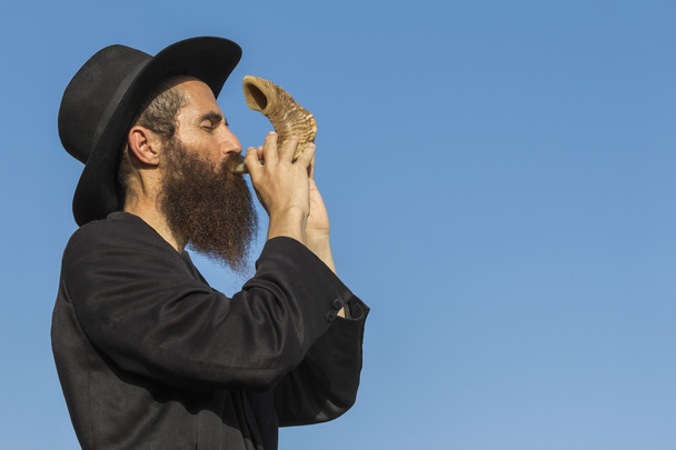 ロッシュ Hashana でショファルと正統派ユダヤ人の男 - 写真・画像