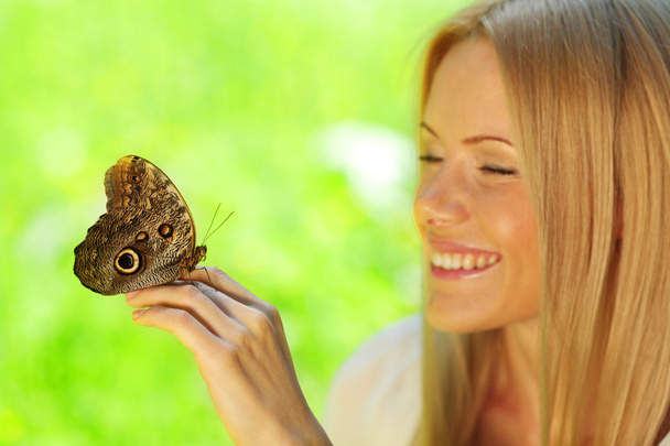 Woman playing with a butterfly - Foto, afbeelding