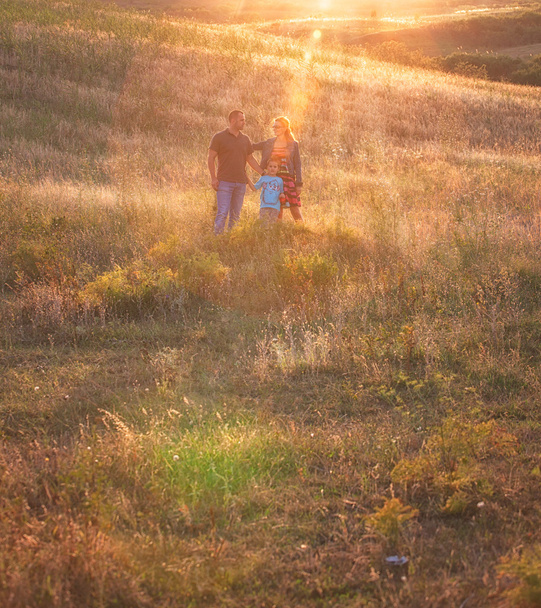 Οικογενειακό πορτρέτο στο ηλιοβασίλεμα - Φωτογραφία, εικόνα