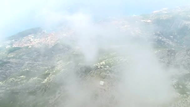 Katso Makarskaa vuorten huipulta pilvissä, Dalmatia
 - Materiaali, video